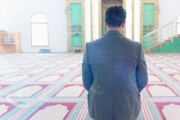 Dindar Müslüman adam caminin içinde dua ediyor.. — Stok fotoğraf