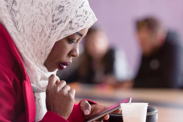 Start-up-Unternehmen Afrikanisch-Amerikanerin bei der täglichen Arbeit an — Stockfoto