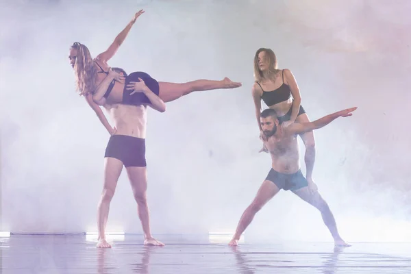 Jóvenes bailarines modernos bailando en el estudio. Deporte, baile y u —  Fotos de Stock