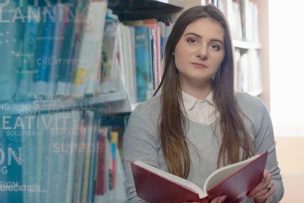 Mooie volwassen vrouw internationale studentenvakantie bij universiteitsbibliotheek — Stockfoto