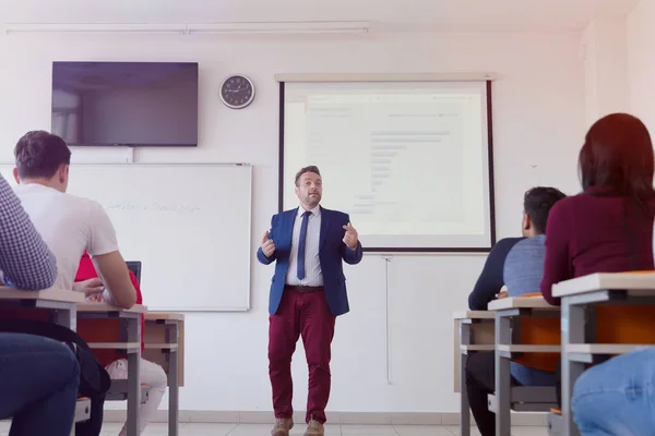 Männlicher Professor erklärt Studenten Lektion und interagiert mit ihnen — Stockfoto