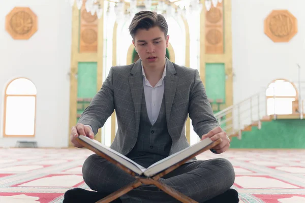 Religioso musulmán rezando dentro de la mezquita y leyendo santo — Foto de Stock