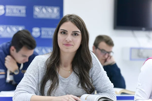 Vita degli studenti nel campus Ritratto di studentessa universitaria — Foto Stock