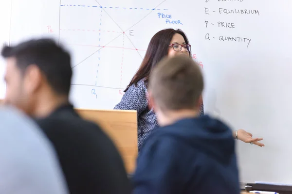 Vrouwelijke professor leggen les aan studenten en interactie met th — Stockfoto