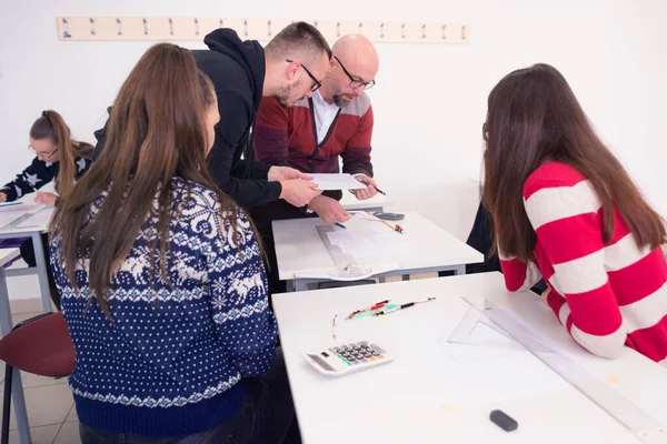 Professore di architettura maschile spiegare lezione di stu multietnico — Foto Stock