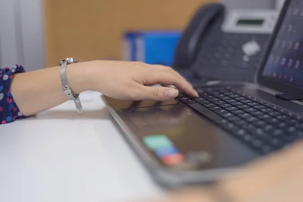 व्यवसायी महिला अपने कार्यालय में लैपटॉप पर अकेले काम कर रही है। खूबसूरत बी — स्टॉक फ़ोटो, इमेज