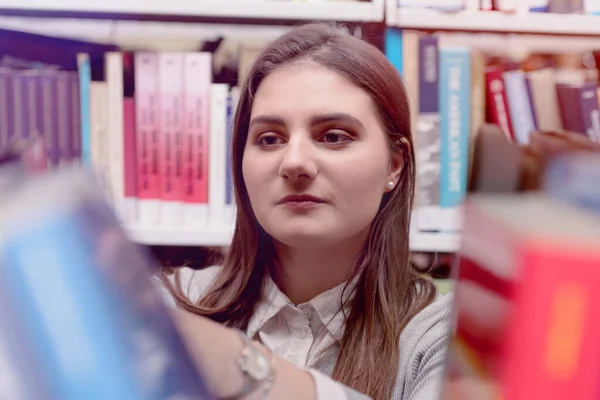 Hermosa mujer adulta estudiante internacional pasar un descanso en u —  Fotos de Stock