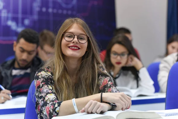 Studenten leven op de campus.Portret van vrouwelijke studenten — Stockfoto