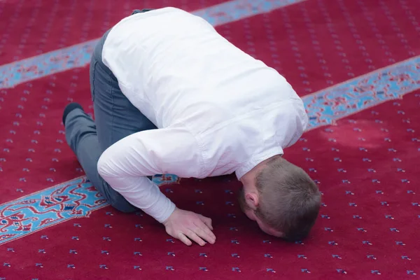 Fiatal vallásos európai muszlim férfi imádkozik a gyönyörű belsejében — Stock Fotó