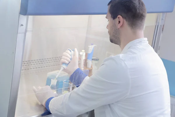 실험실에서 테스트 튜브를 가지고 일하는 젊은 남성 실험실 과학자는 — 스톡 사진