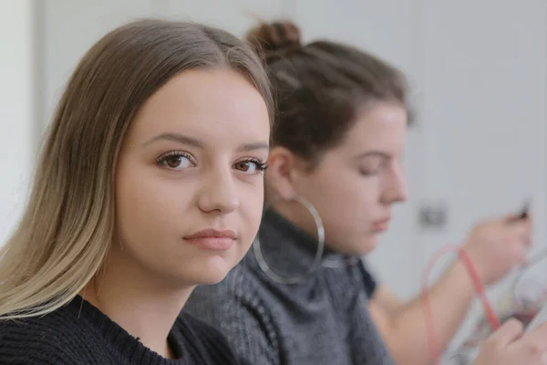 Grupa młodych studentów w technicznym szkoleniu zawodowym, — Zdjęcie stockowe