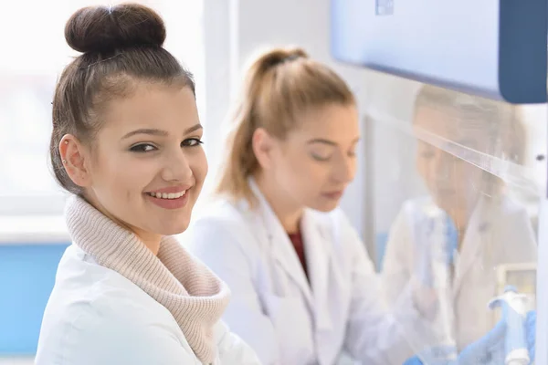 Dwie młode kobiety naukowiec laboratoryjny pracujące w laboratorium z testem t — Zdjęcie stockowe