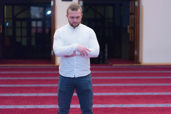 Giovane religioso europeo musulmano che prega dentro la bella — Foto Stock