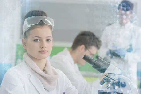 Gruppo di giovani scienziati di laboratorio che lavorano in laboratorio con test tu — Foto Stock