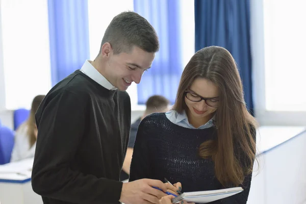 Studenten tijdens de les. Samen problemen oplossen. Teamwerk — Stockfoto