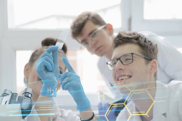 Groep jonge laboratoriumwetenschappers werkt in het lab met test tu — Stockfoto