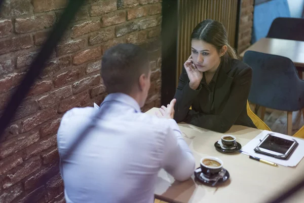 Grupo de jóvenes empresarios que hacen una lluvia de ideas y discuten el plan de negocios para reunirse en el soleado y luminoso interior de la oficina. — Foto de Stock