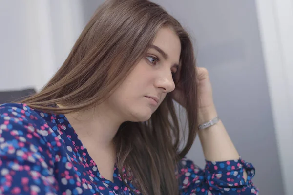 Mulher de negócios trabalhando sozinha no laptop em seu escritório. Linda b — Fotografia de Stock