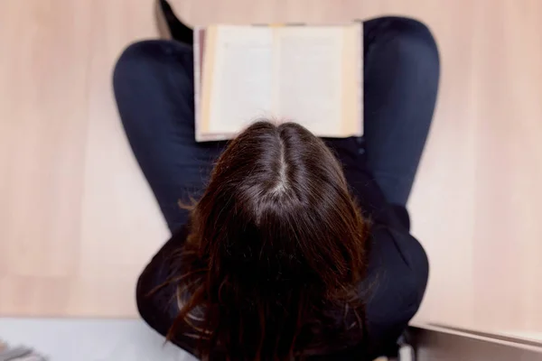 성인 여학생이 도서관에서 책을 읽고 앉아서 — 스톡 사진