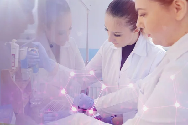 Två unga kvinnliga laboratorieforskare som arbetar på labb med test — Stockfoto