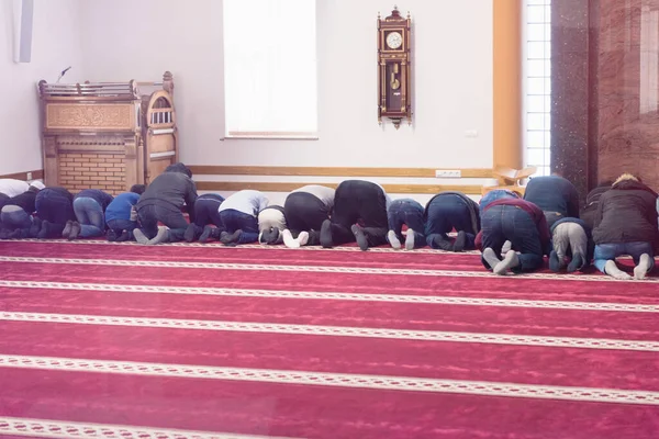大きなモスクの中で一緒に祈る宗教的なイスラム教徒の祈り. — ストック写真