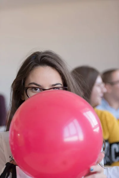 Stressé jeune étudiante de l'école d'économie se sentant fru — Photo