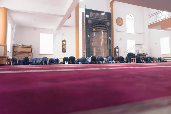 Religiosas oraciones musulmanas rezando juntas dentro de la gran mezquita . —  Fotos de Stock