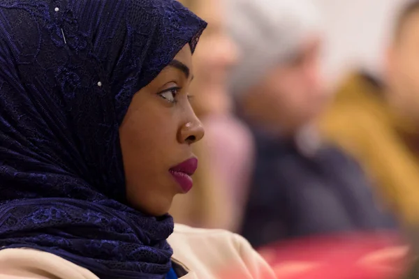 漂亮的非洲女穆斯林学生，头戴头巾听汽车 — 图库照片