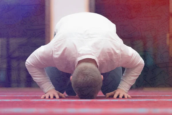 Θρησκευτικός μουσουλμάνος άνθρωπος που προσεύχεται μέσα στο πανέμορφο μεγάλο τζαμί. — Φωτογραφία Αρχείου