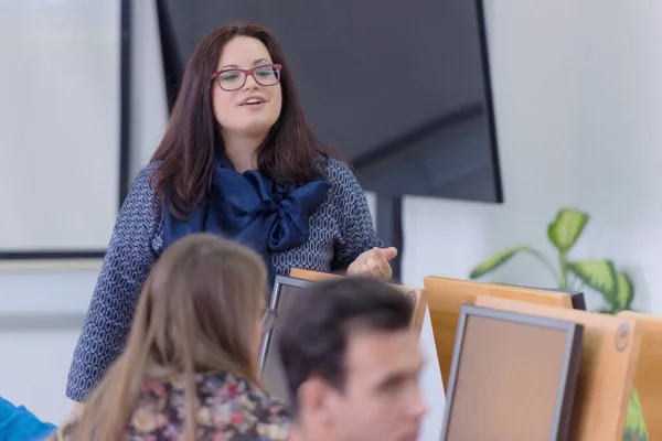 Profesora mujer explicar a los estudiantes e interactuar con ellos en t —  Fotos de Stock