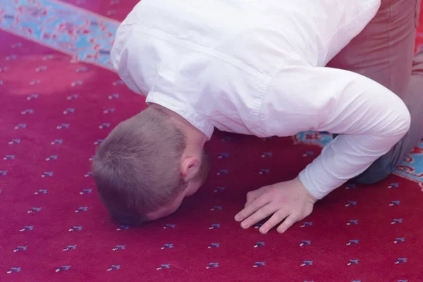 Mladý náboženský evropský muslim muž modlí uvnitř krásné — Stock fotografie