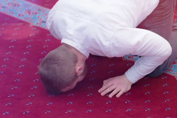 Jovem religioso europeu muçulmano homem orando dentro da bela — Fotografia de Stock