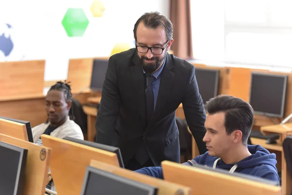 Man professor uitleggen les aan studenten en interactie met hen — Stockfoto