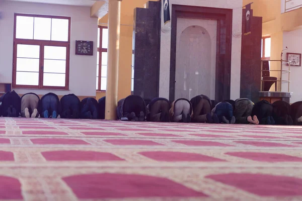 Religious muslim prayers praying together inside the big mosque. — Stock Photo, Image