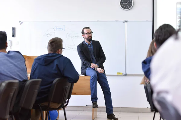 Man professor uitleggen les aan studenten en interactie met hen — Stockfoto