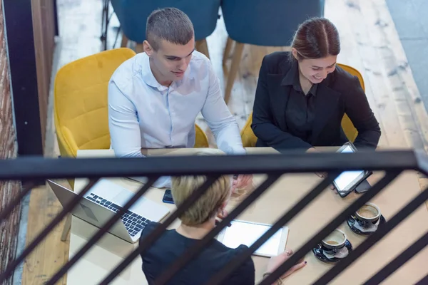 Empresarios multirraciales que trabajan relacionados con la tecnología — Foto de Stock