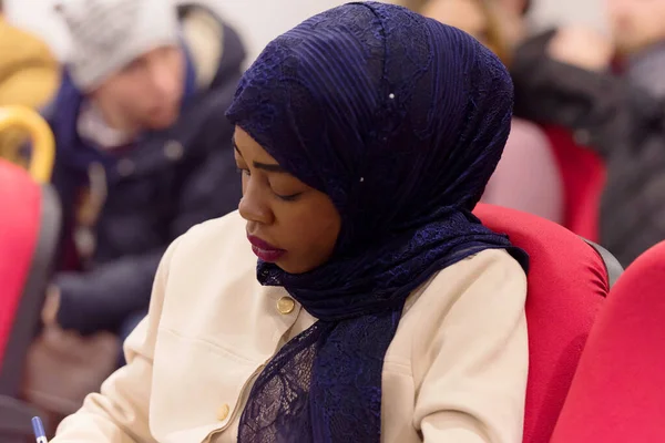 Linda fêmea afro hijab muçulmano estudante ouvir com atenção dur — Fotografia de Stock