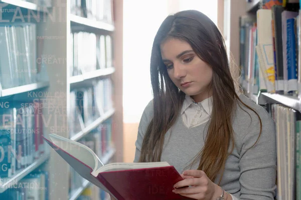 Gyönyörű felnőtt nő nemzetközi hallgatói szünet az egyetemi könyvtárban — Stock Fotó