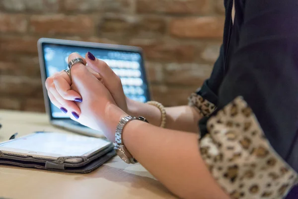 Giovane donna d'affari che lavora collegato con dispositivi tecnologici al bar. Giovane collaboratrice creativa che lavora con un nuovo progetto di startup. — Foto Stock