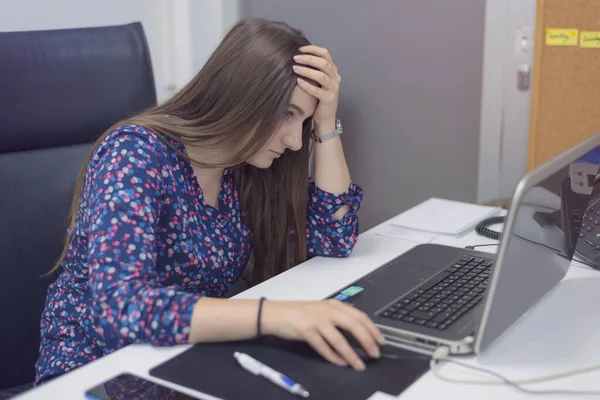 Podnikatelka pracující sama na laptopu ve své kanceláři. Krásná b — Stock fotografie