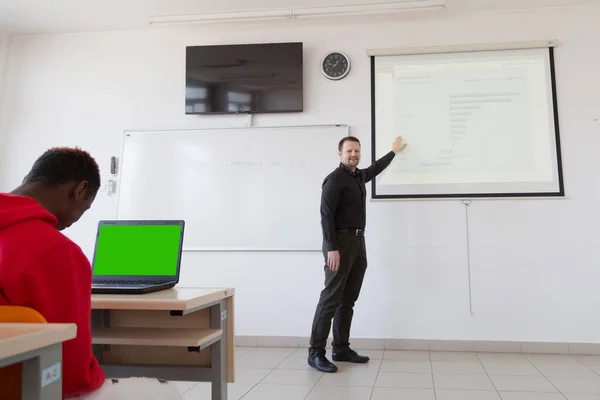 Man professor uitleggen les aan studenten en interactie met hen — Stockfoto