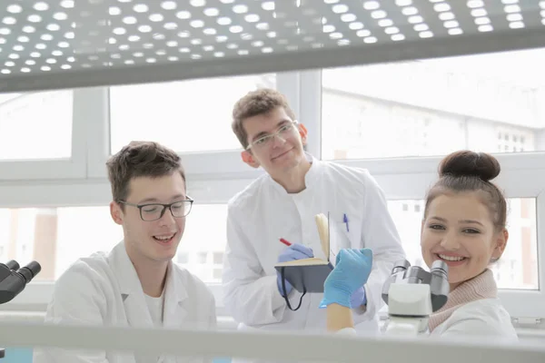 Grupo de jóvenes científicos de laboratorio que trabajan en el laboratorio con test tu —  Fotos de Stock