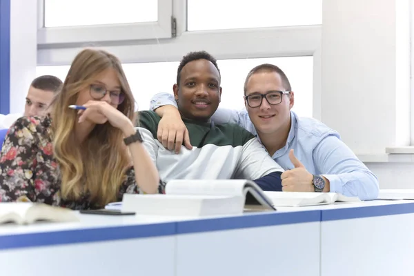 Studenter bor på campus.Porträtt av kvinnliga högskolestudenter — Stockfoto