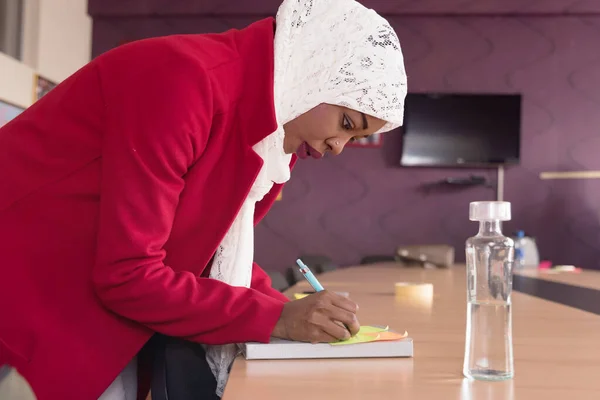 Start-up-Unternehmen Afrikanisch-Amerikanerin bei der täglichen Arbeit an — Stockfoto