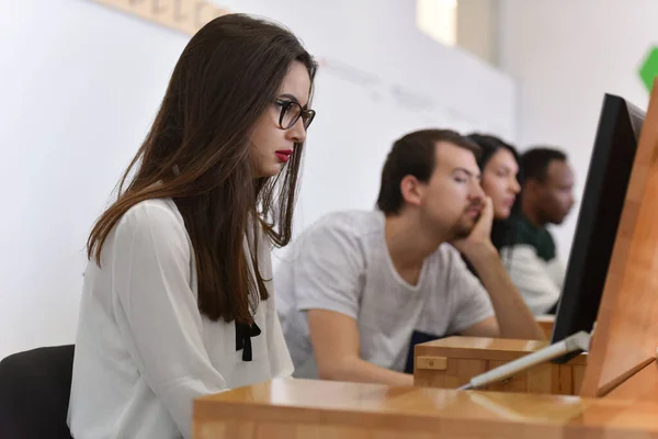 Dva Mladí Studenti Dívají Kamery Usmívají Učí Moderní Třídě Koncept — Stock fotografie