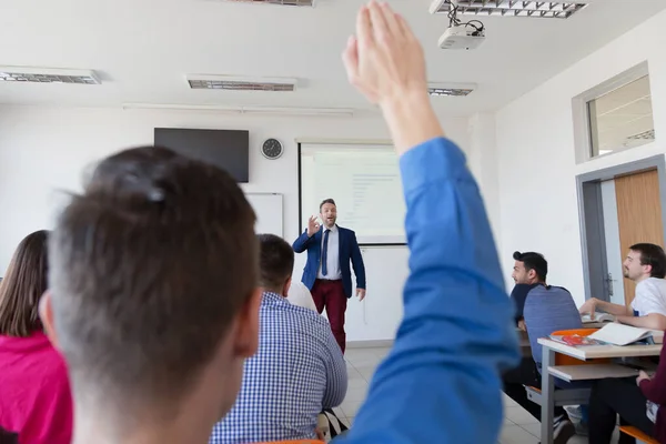 Mužský profesor vysvětlit lekci studentům a komunikovat s nimi — Stock fotografie