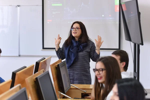 Kvinnlig professor förklara för studenter och interagera med dem i t — Stockfoto