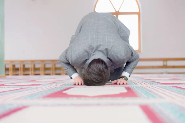 Religioso musulmán rezando dentro de la mezquita. — Foto de Stock