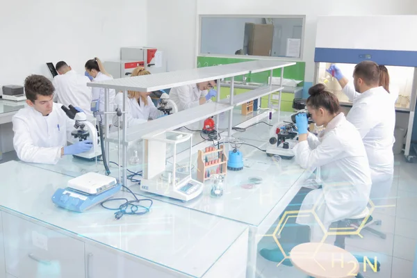 Grupo de jóvenes científicos de laboratorio que trabajan en el laboratorio con test tu —  Fotos de Stock