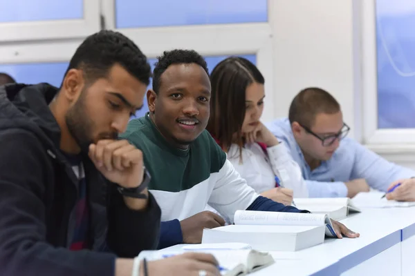 Studenti život na kampusu. Portrét studentky s — Stock fotografie